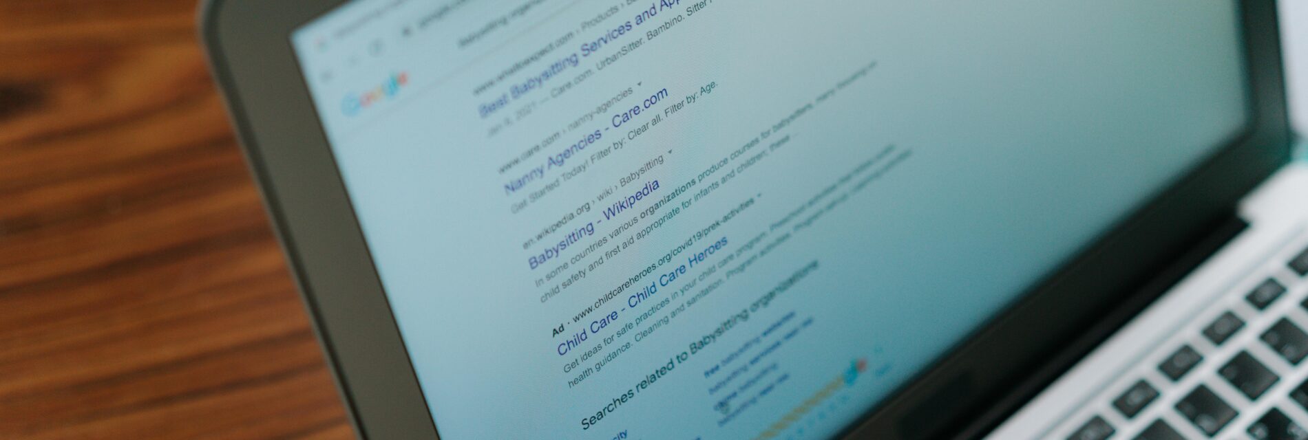 Ordinateur dont l'écran montre une liste de site dans un moteur de recherche