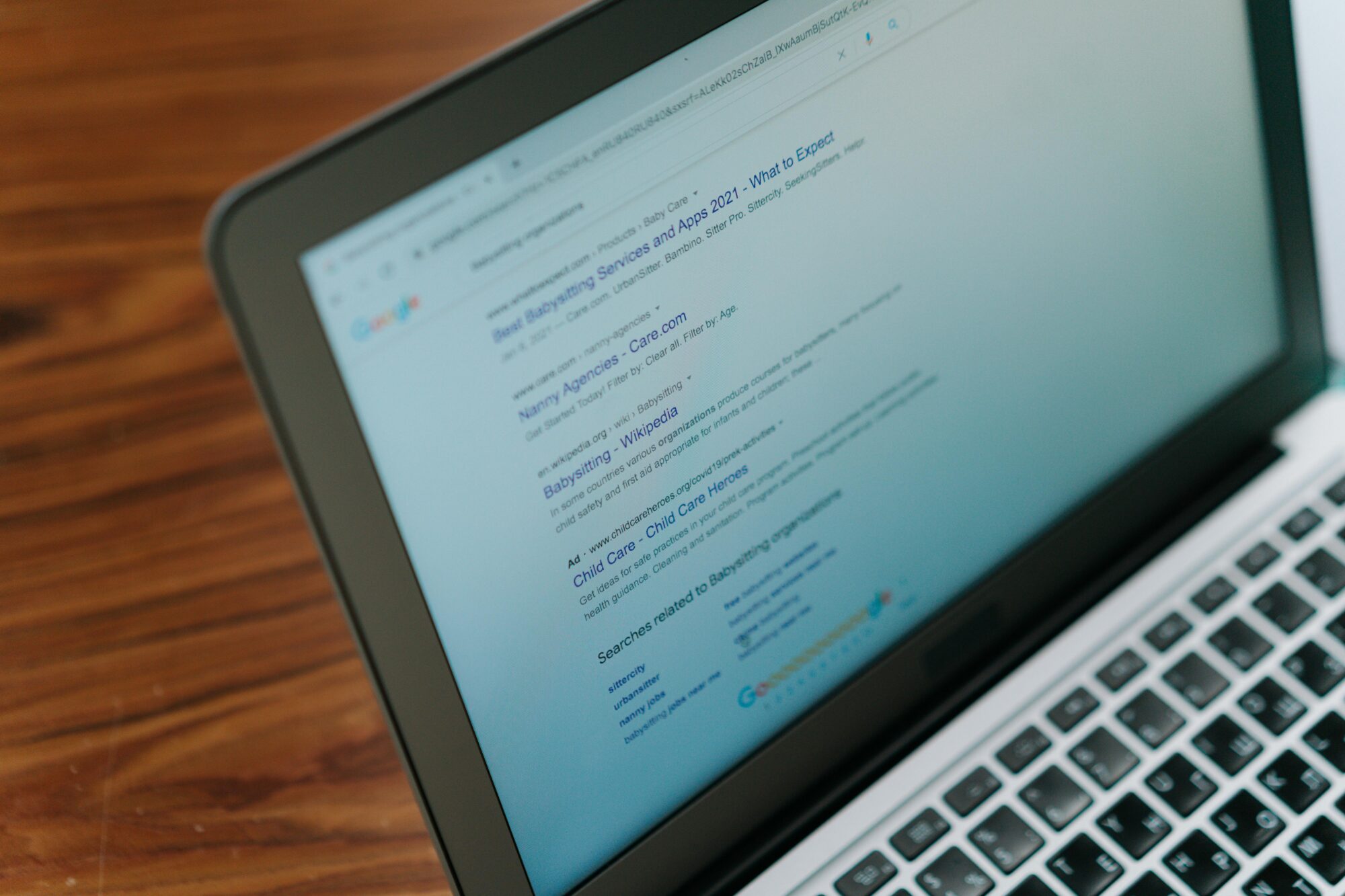 Ordinateur dont l'écran montre une liste de site dans un moteur de recherche